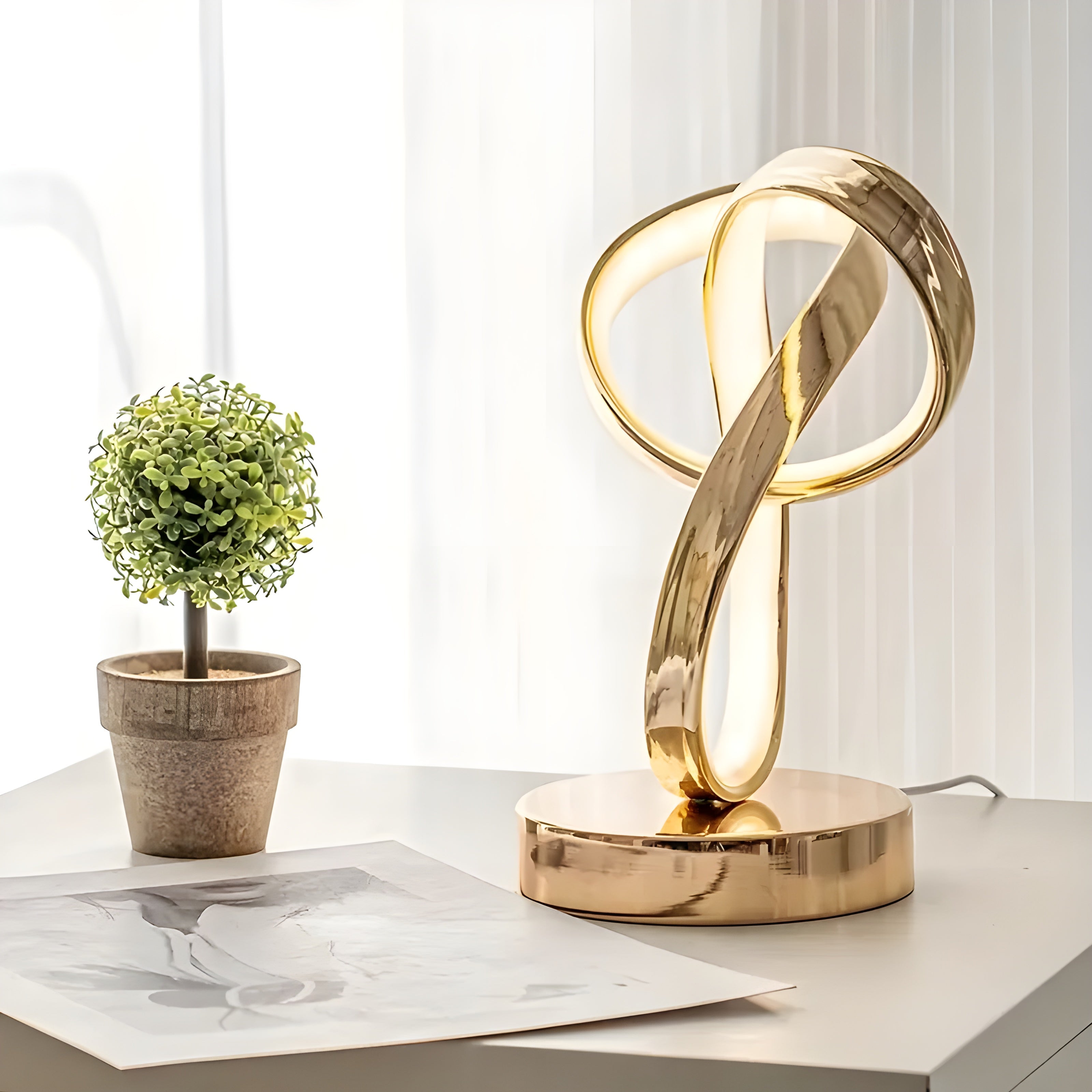 MöbiusGlow Lamp - Luxe Gouden Möbius Ring Studietafel Leeslamp