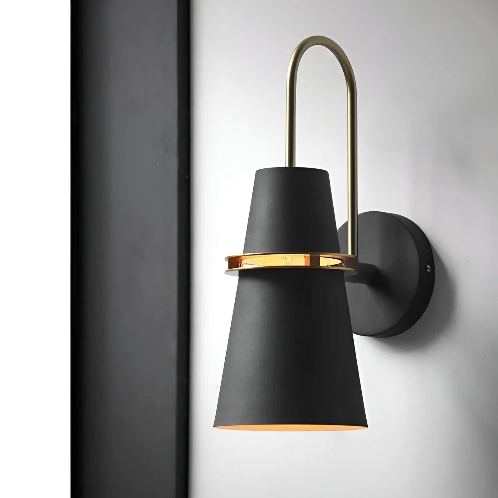 LuxeHorn Glow - Macaron Ontwerper Wandlamp met Moderne Hoorn Elegantie - Velari - VLP084