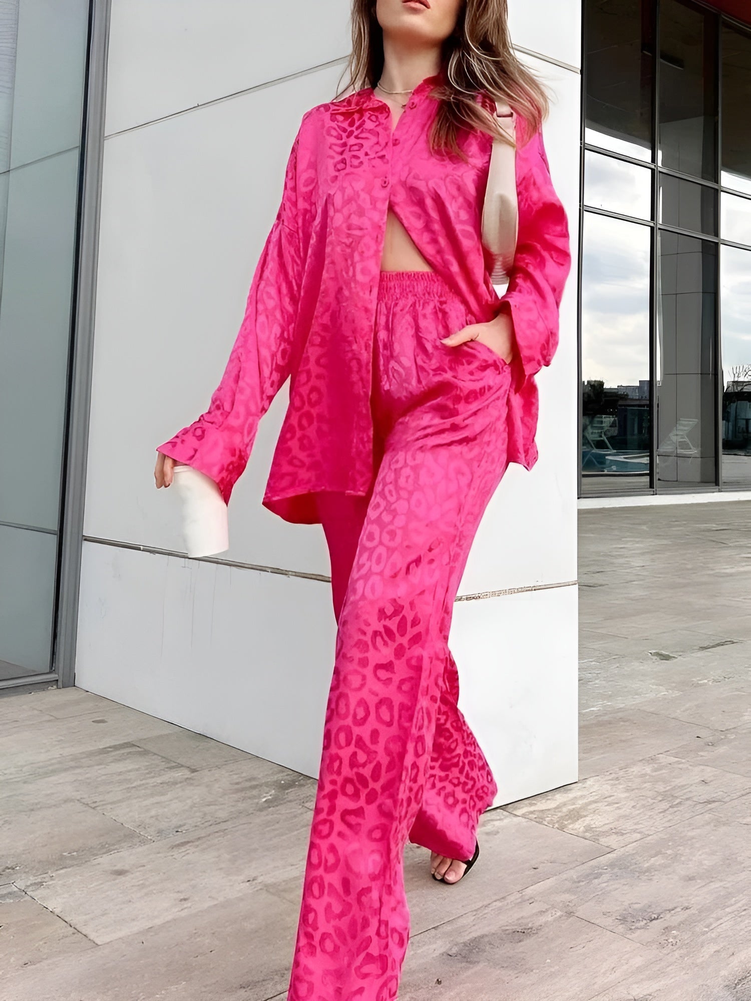 Amore Jumpsuit - Elegantes Satin Pyjama Set mit Leopardenmuster Elegare