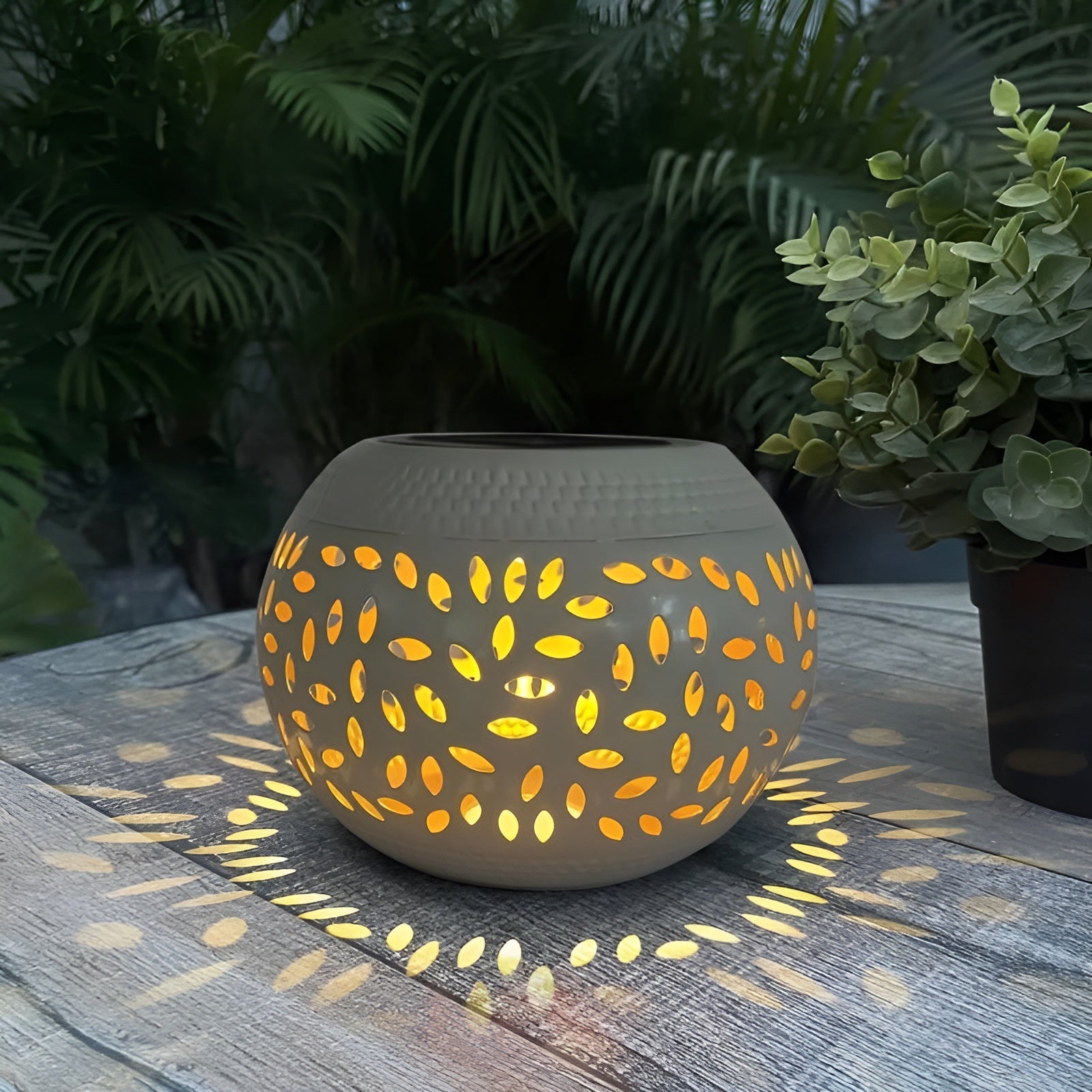 GardenTwinkle Light - Metallische Solar-Terrassenbeleuchtung mit Punktmuster & Halloween-Licht Elegare