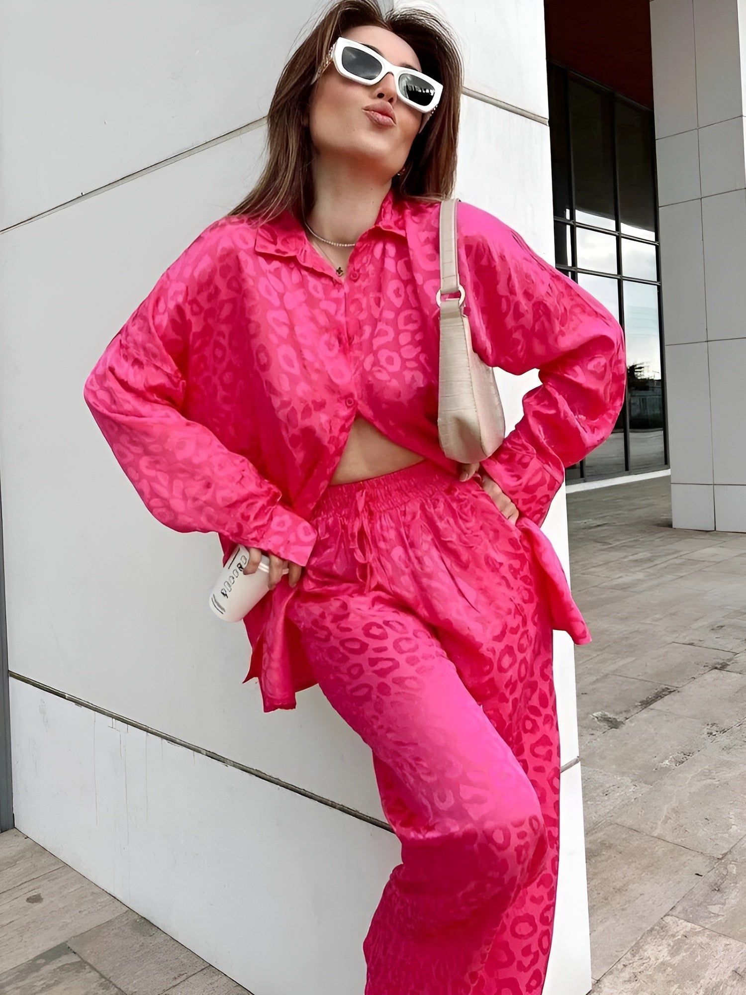 Amore Jumpsuit - Elegantes Satin Pyjama Set mit Leopardenmuster Elegare