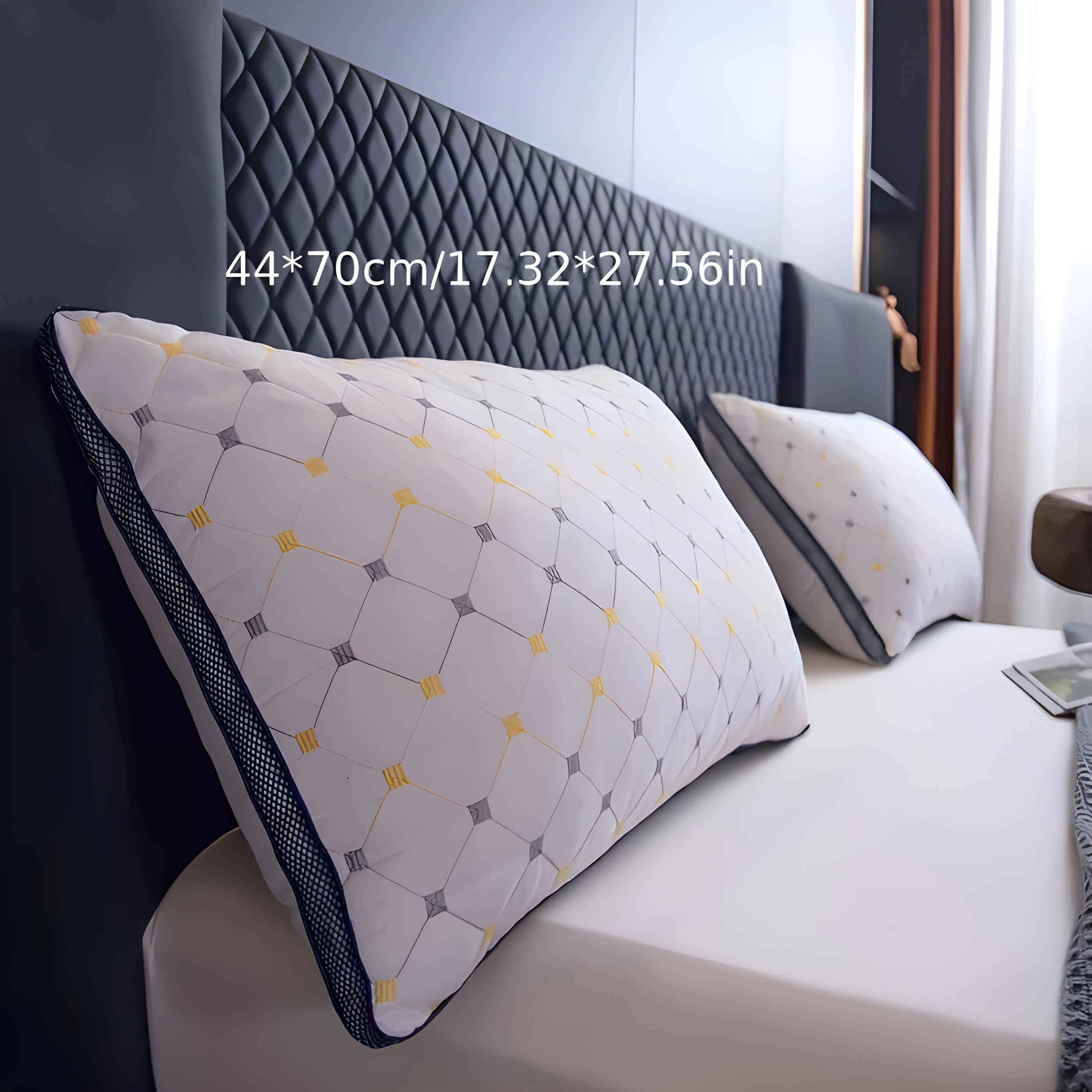 SkyDream Pillow – Geborduurd Neksteunkussen