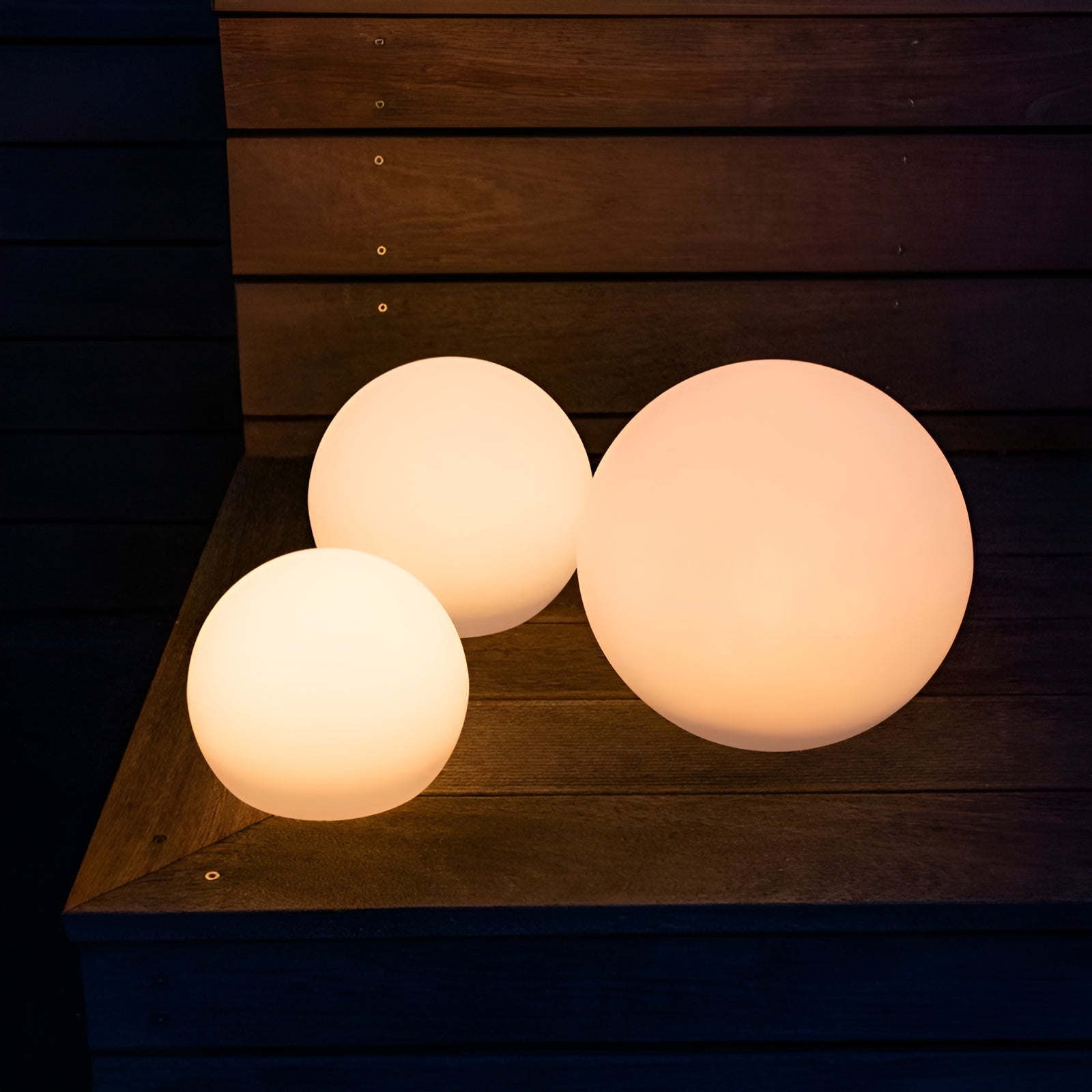 GlowBall Light - Wasserdichte, Farbwechselnde LED Gartenball-Lampe Elegare