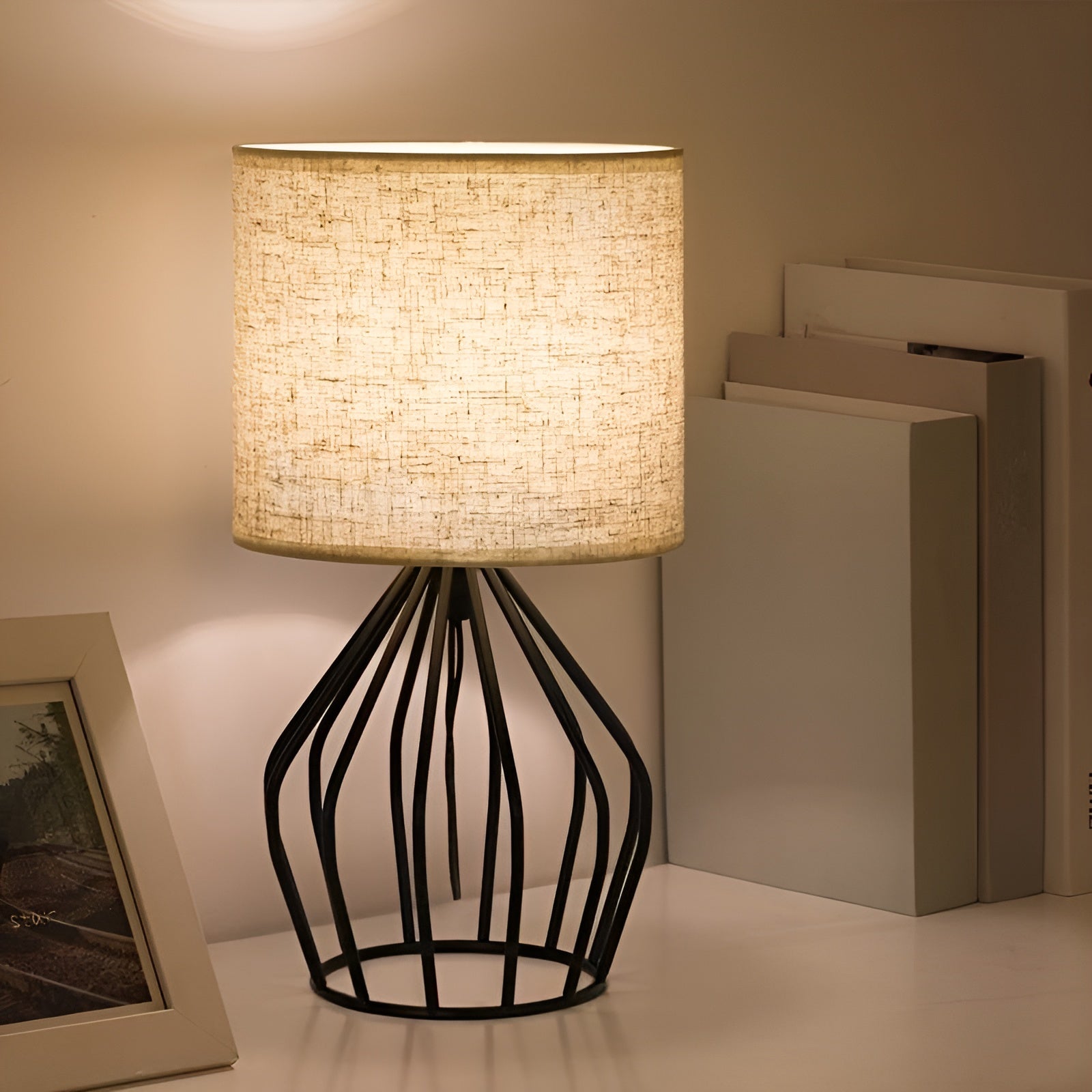 LinenGlow Lampe - Tischlampe mit Ausgehöhltem Fuß und Leinenstoffschirm Elegare