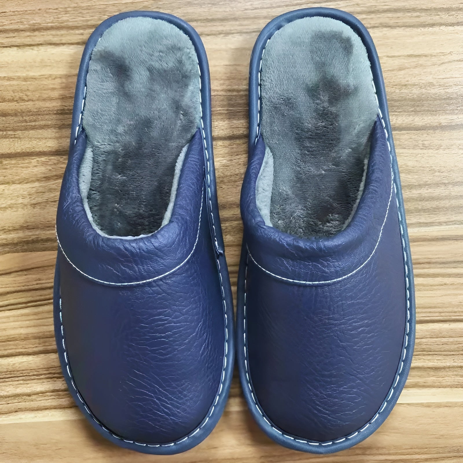 LuxeComfort Slippers - Lässige Kunstleder-Hausschuhe für Herren Elegare