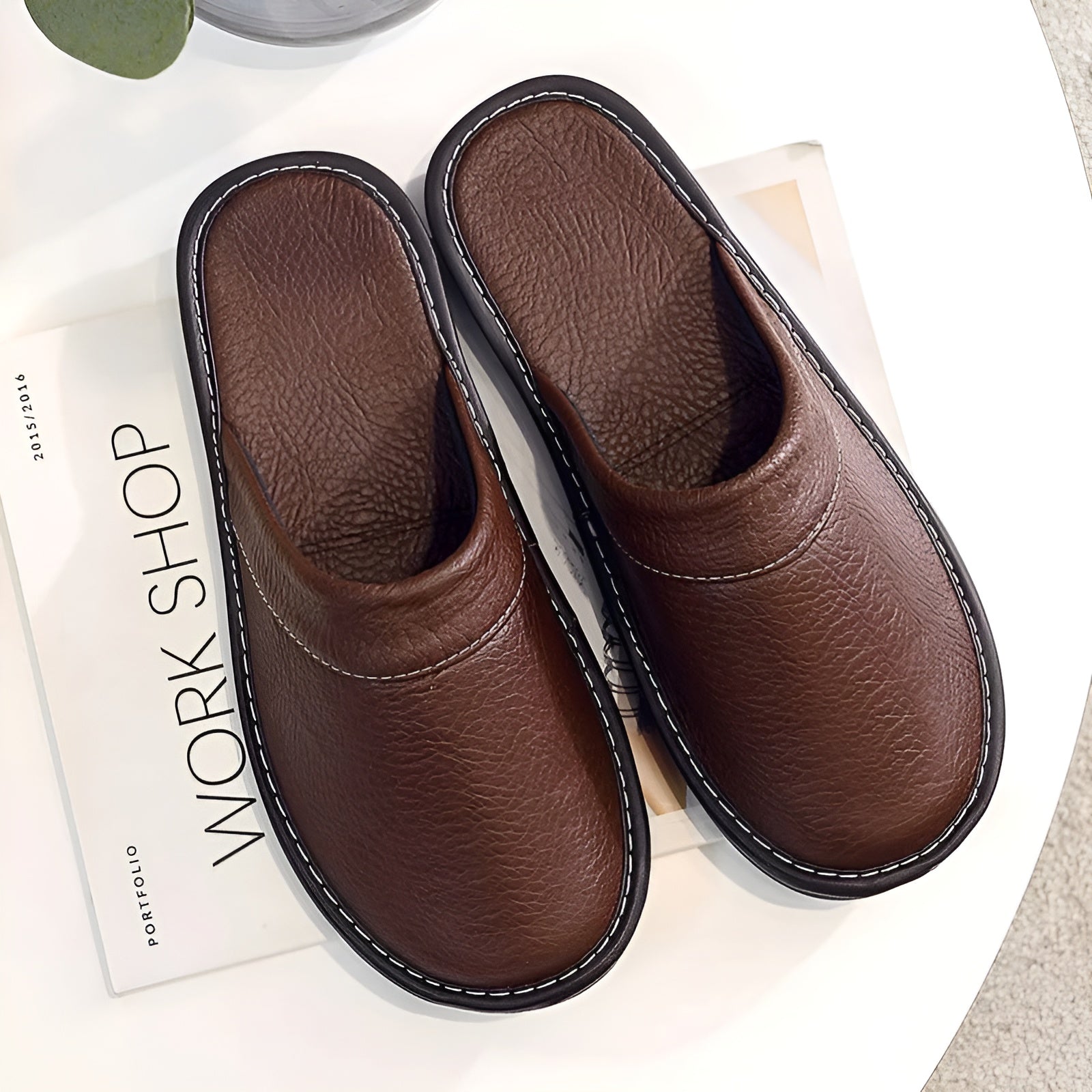 LuxeComfort Slippers - Lässige Kunstleder-Hausschuhe für Herren Elegare