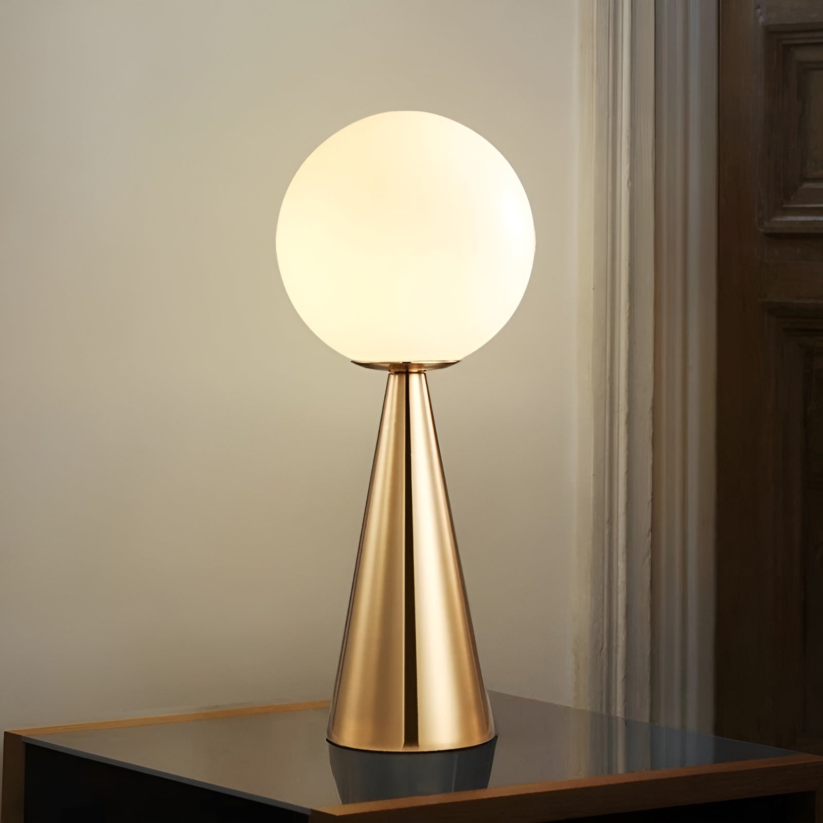 RadiantGlobe Lampe - Moderne Kegelförmige Goldene Glasdekoration Lampe Elegare