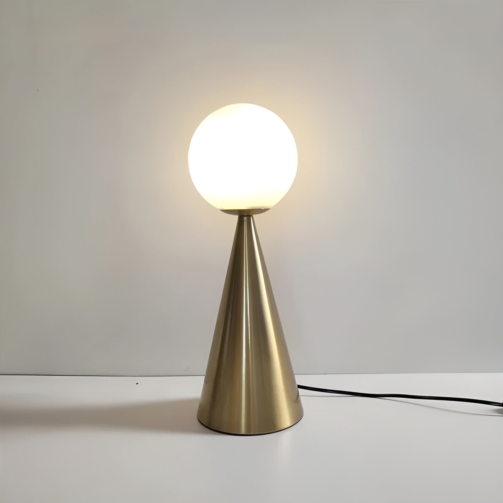 RadiantGlobe Lampe - Moderne Kegelförmige Goldene Glasdekoration Lampe Elegare