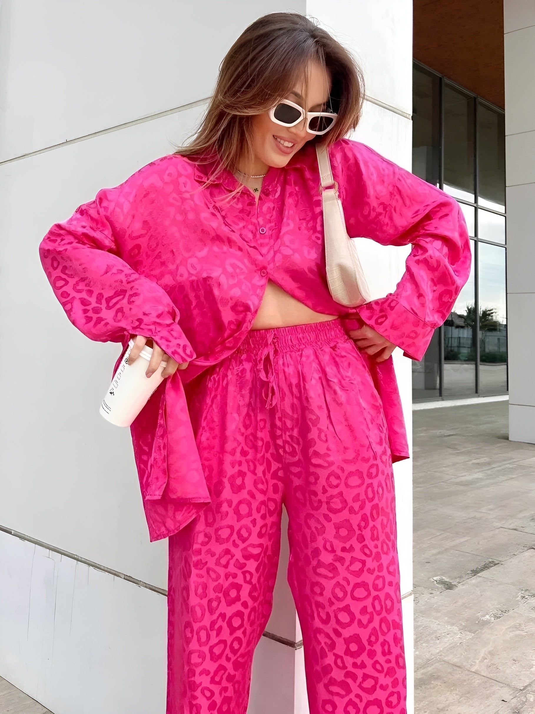 Amore Jumpsuit - Elegantes Satin Pyjama Set mit Leopardenmuster Elegare