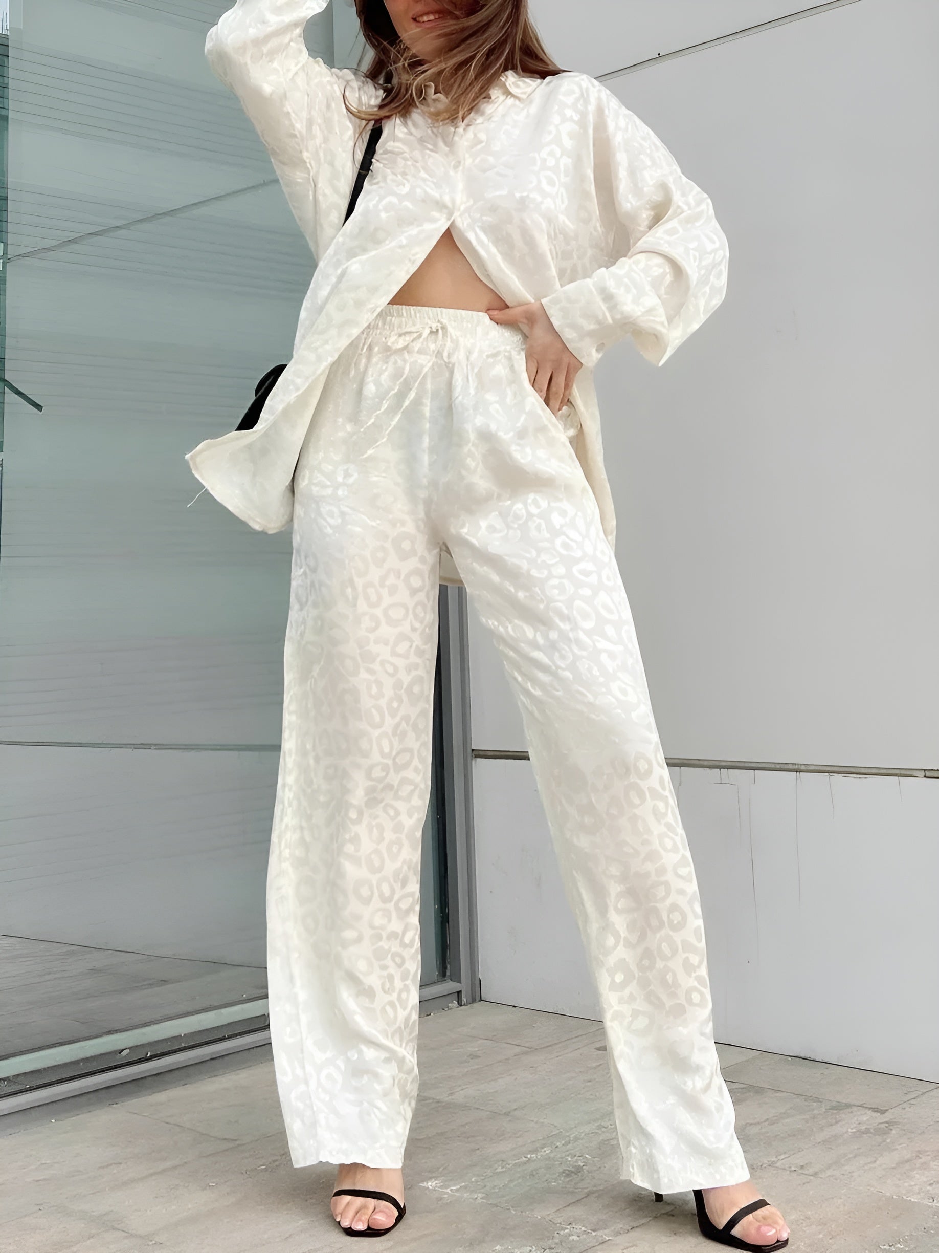 Amore Jumpsuit - Elegantes Satin Pyjama Set mit Leopardenmuster Elegare