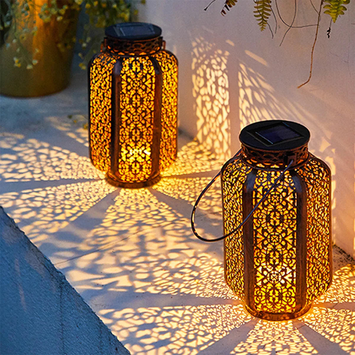 SolarCharm Laterne - Vintage LED Solar Hängende Dekorative Outdoor Metall Laterne ESMIRA Home Decor