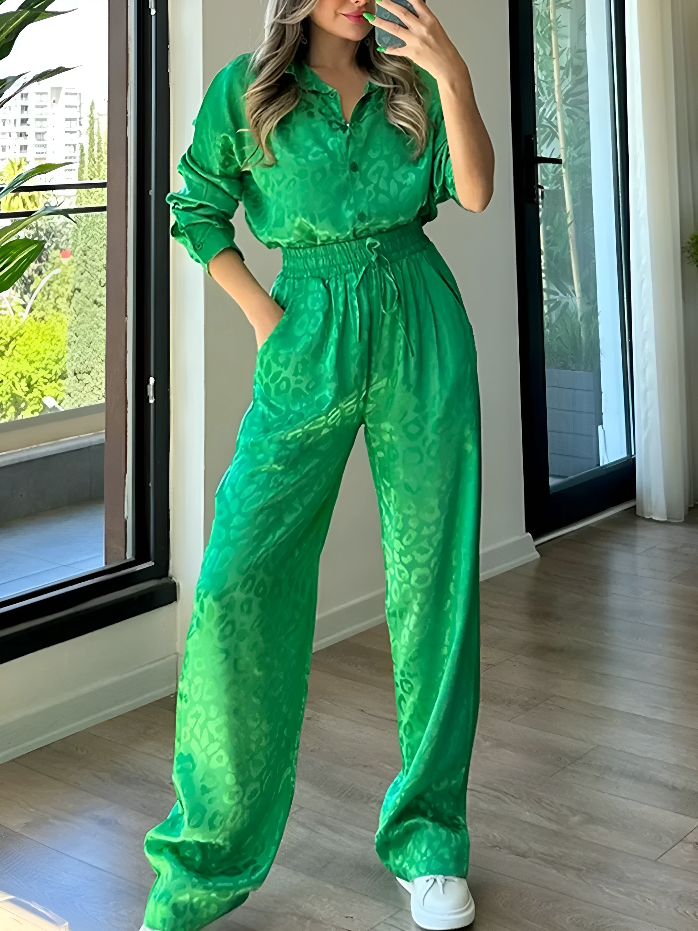 Amore Jumpsuit - Elegantes Satin Pyjama Set mit Leopardenmuster Elegare