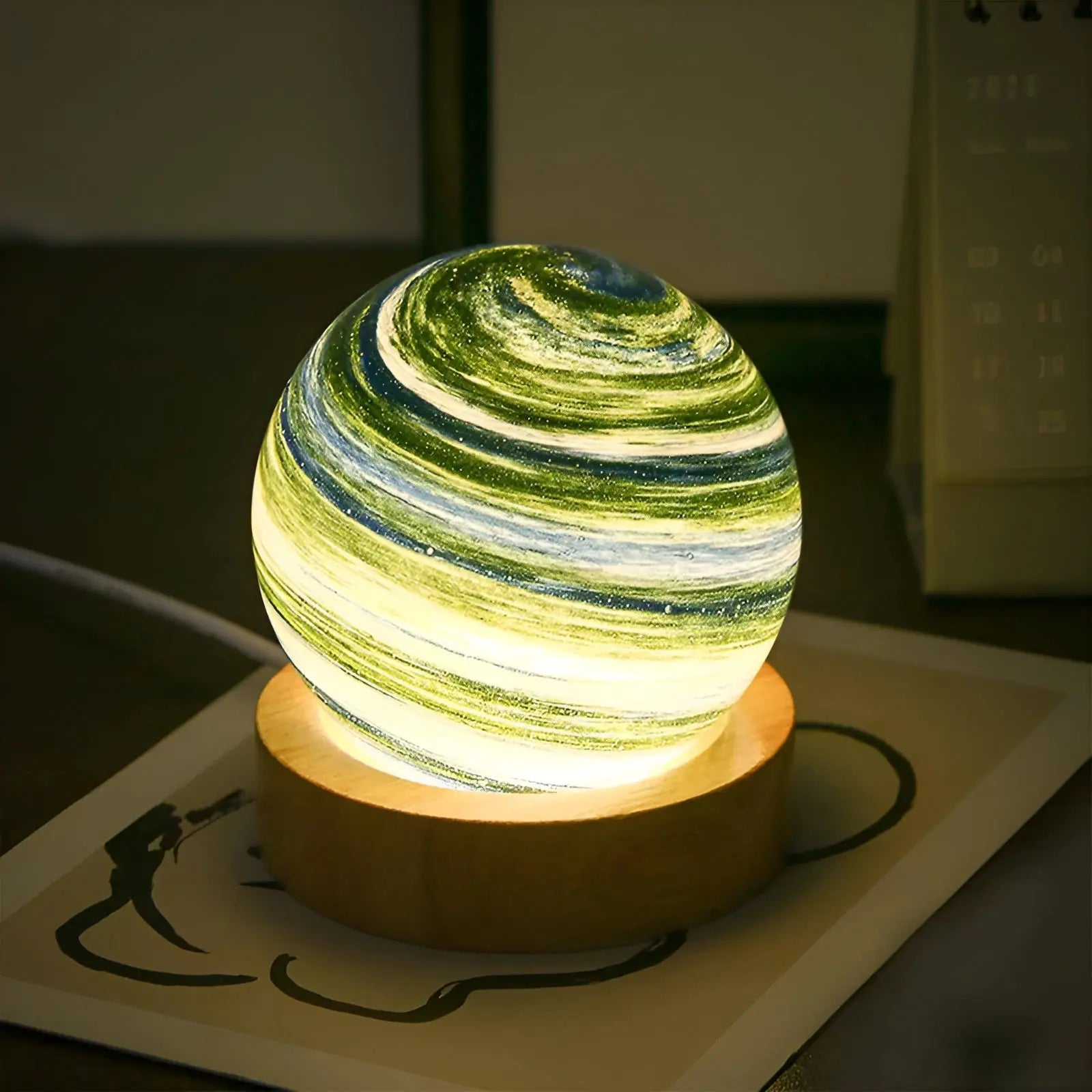 Cosmic Glow - 3D Glazen Miniplaneetlamp met USB-Voeding en Houten Voet - Velari - VLP079