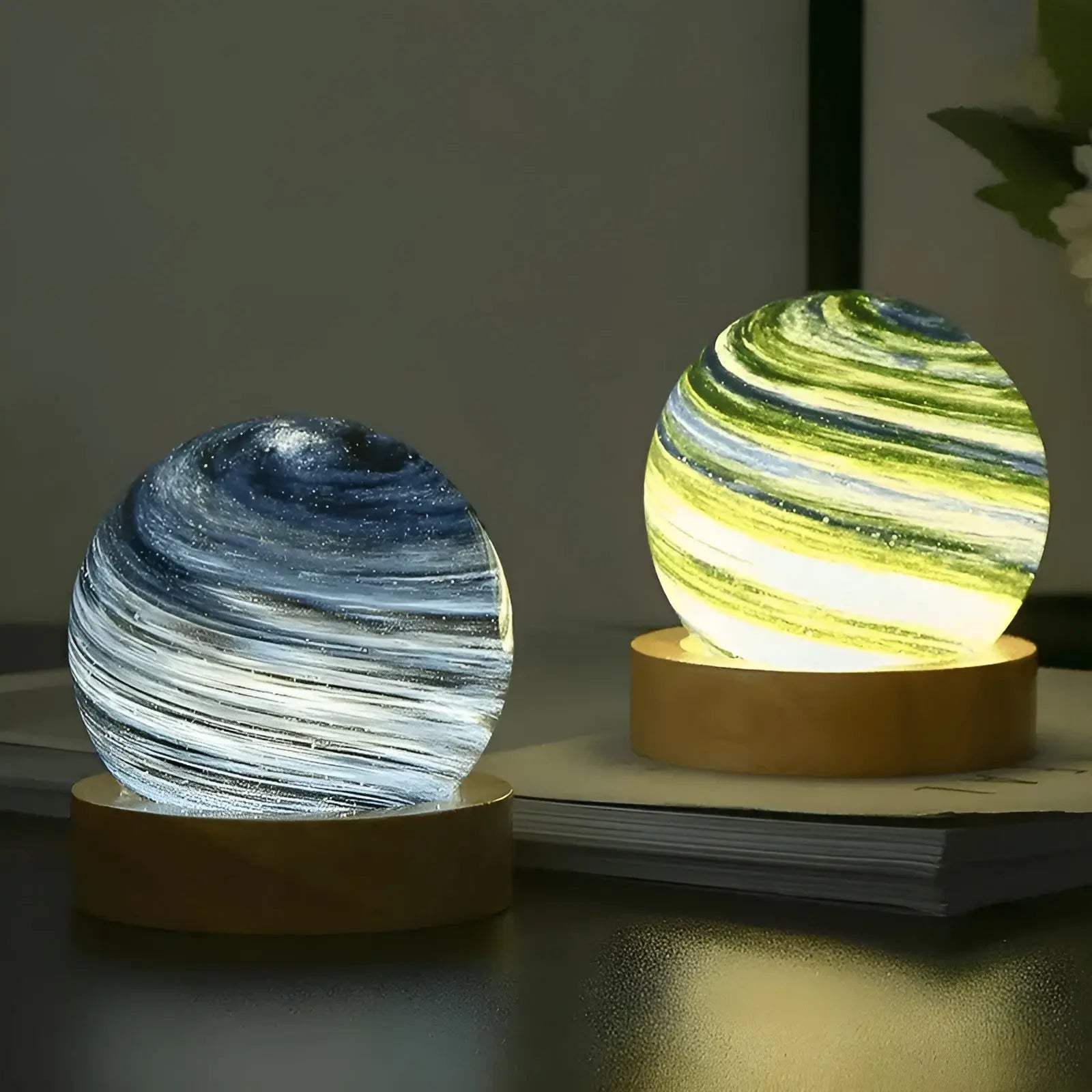 Cosmic Glow - 3D Glazen Miniplaneetlamp met USB-Voeding en Houten Voet - Velari - VLP079