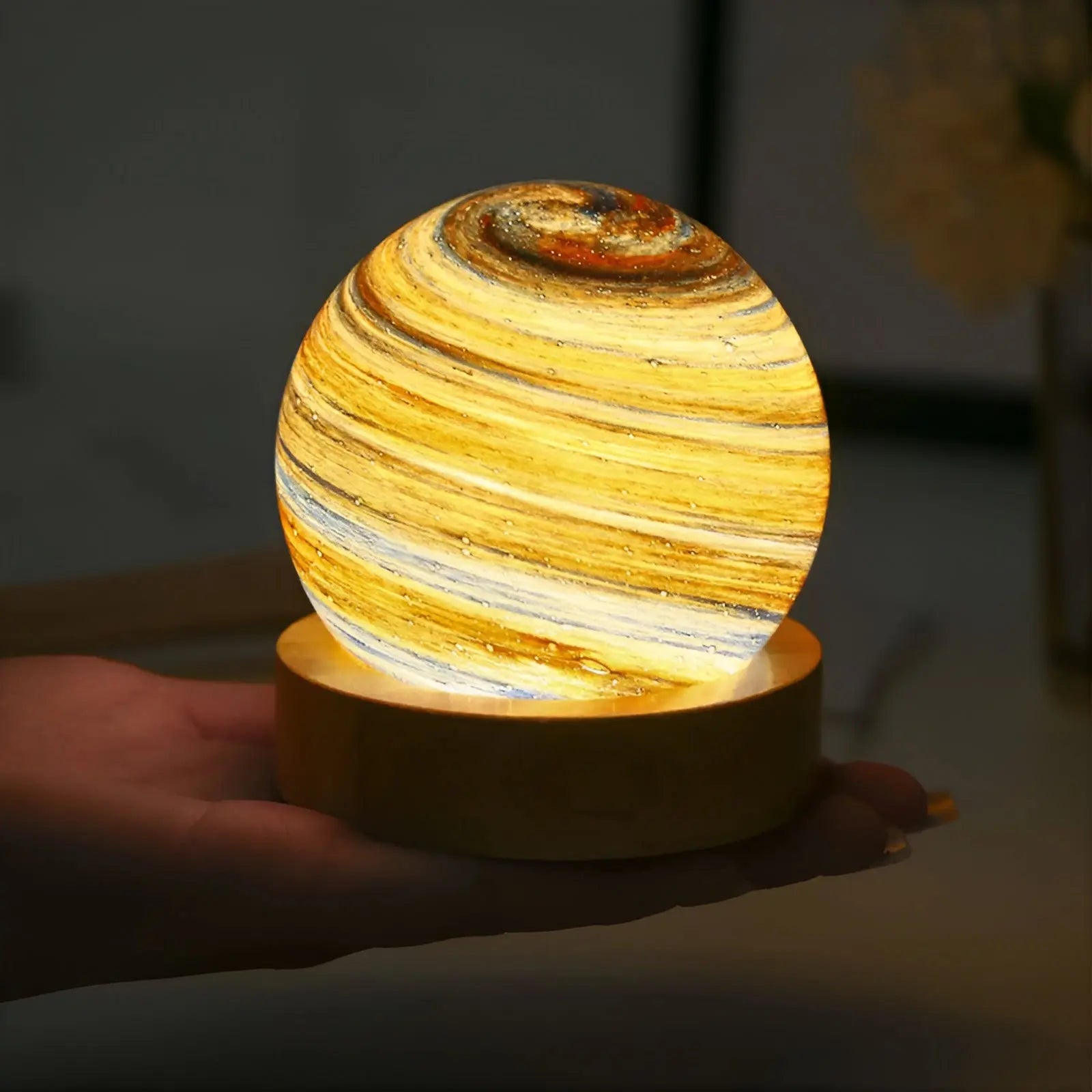 Cosmic Glow - 3D Glazen Miniplaneetlamp met USB-Voeding en Houten Voet - Velari - VLP079