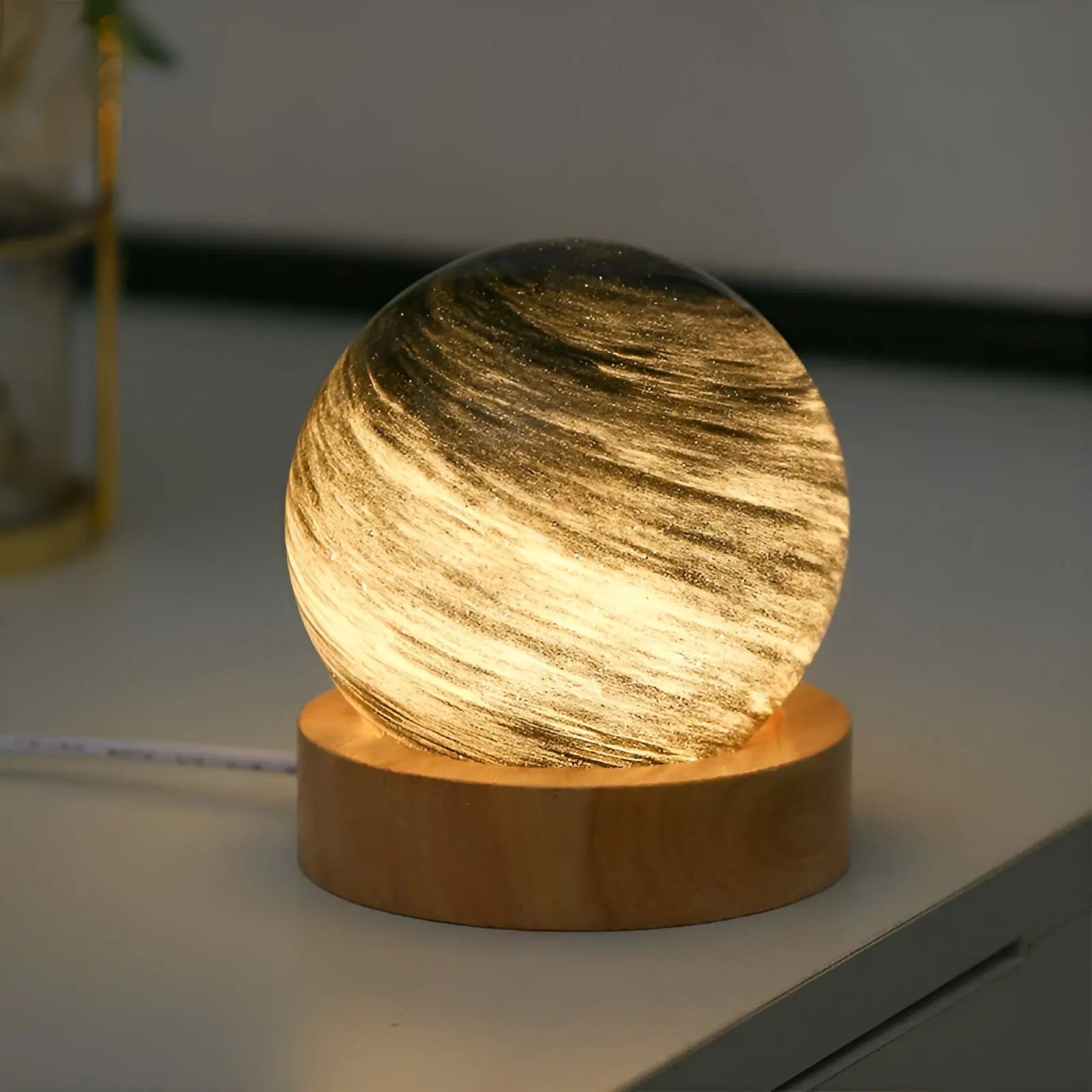 Cosmic Glow - 3D Glazen Miniplaneetlamp met USB-Voeding en Houten Voet - Velari - VLP079