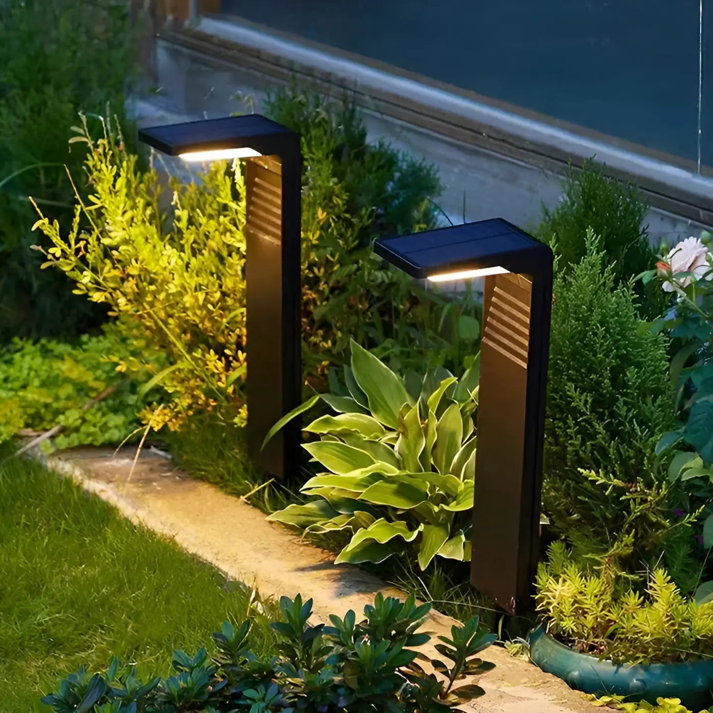 GardenGlow Light - Waterdichte LED Tuinlamp op Zonne-Energie - Velari - VLP189