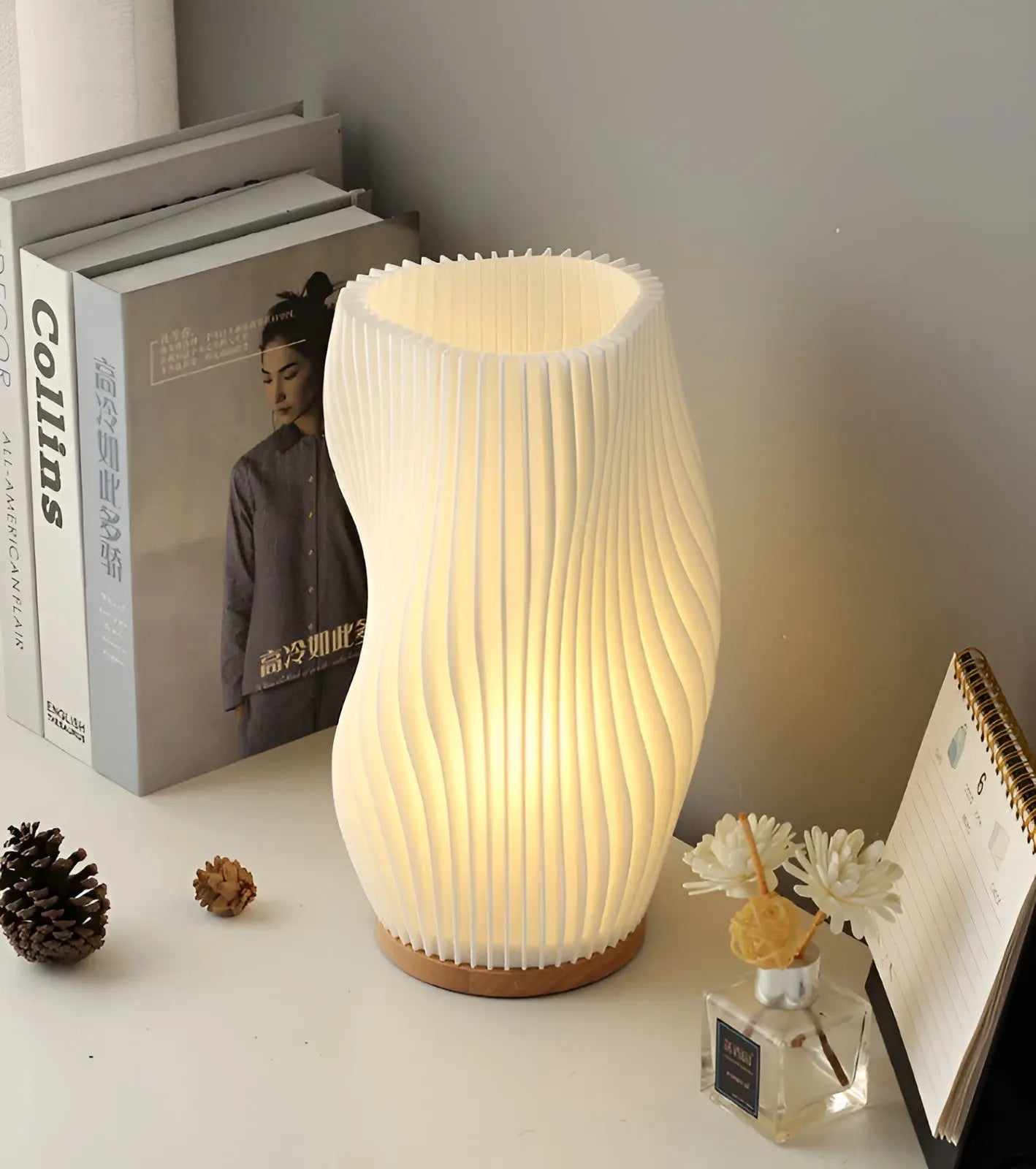 ChicPleats Lamp - Luxe Franse Crèmekleurige Geplooide Bureaulamp voor een Gezellige Sfeer - Velari - VLP071