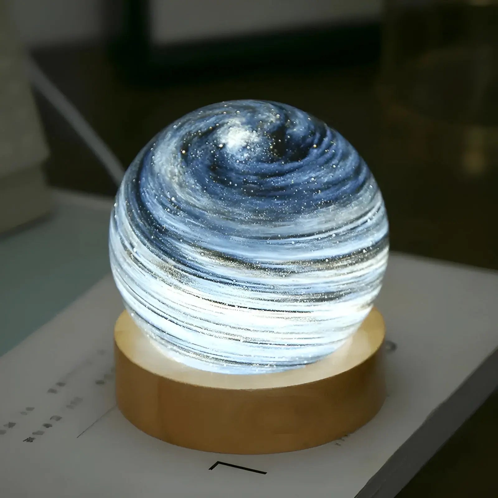 Cosmic Glow - 3D Glazen Miniplaneetlamp met USB-Voeding en Houten Voet - Velari - VLP079